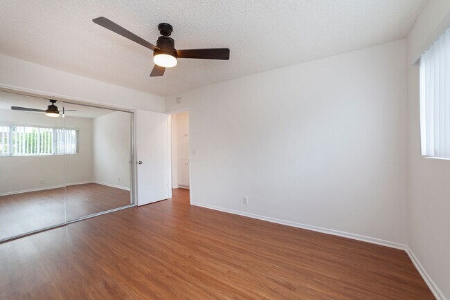 Building Photo - 555 Palm Dr