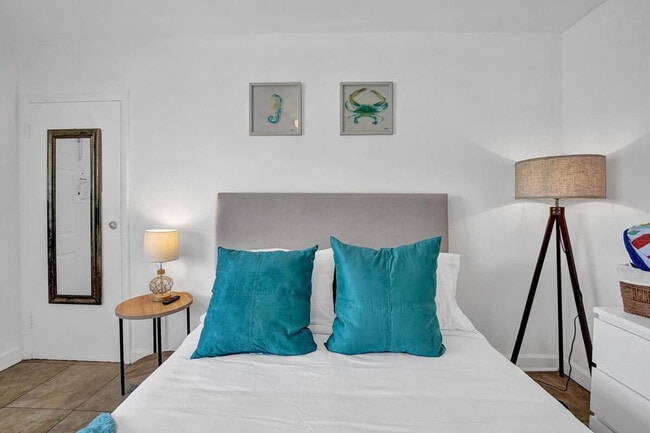 Building Photo - 335 Desoto St