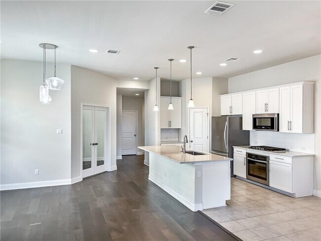 Building Photo - 309 Cyril Dr