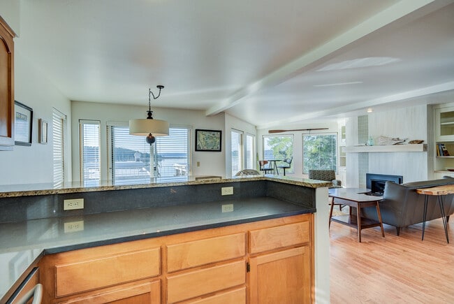 Foto del edificio - All Utilities Included! Fully-Furnished Vi...