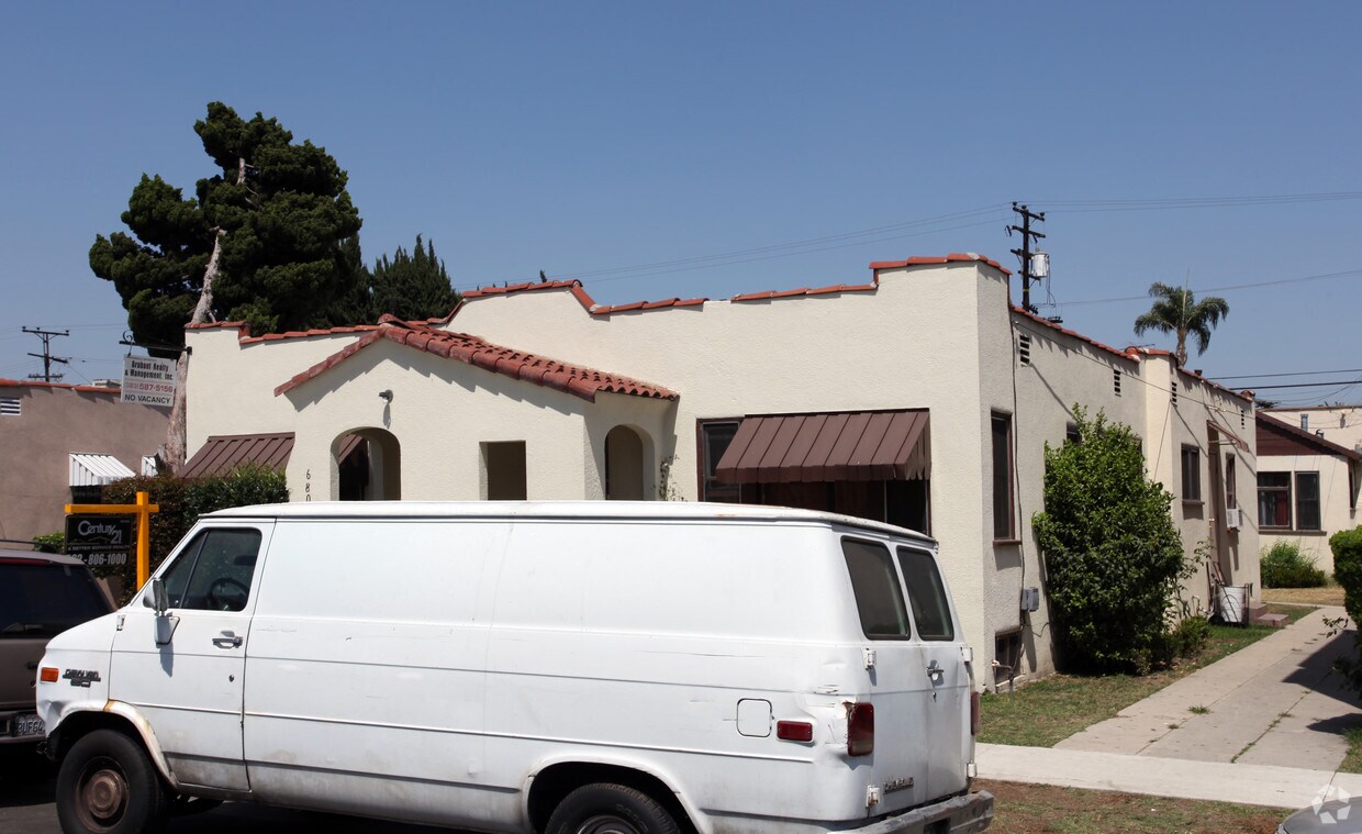 Foto del edificio - 6808-6810 Stafford Ave