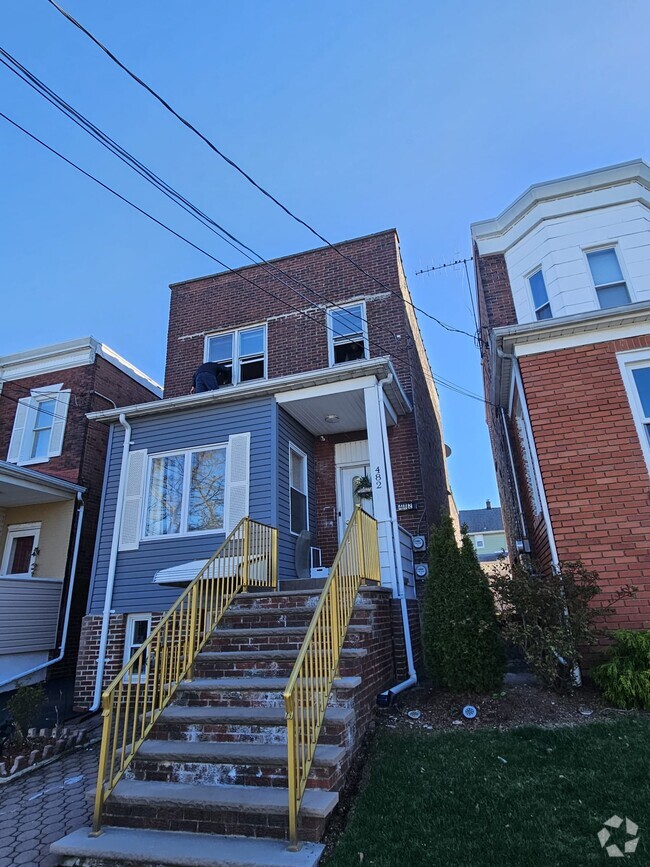 Building Photo - 482 Thomas Ave