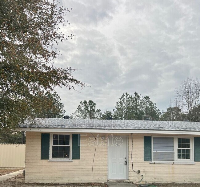 Building Photo - 1217 Pineview St