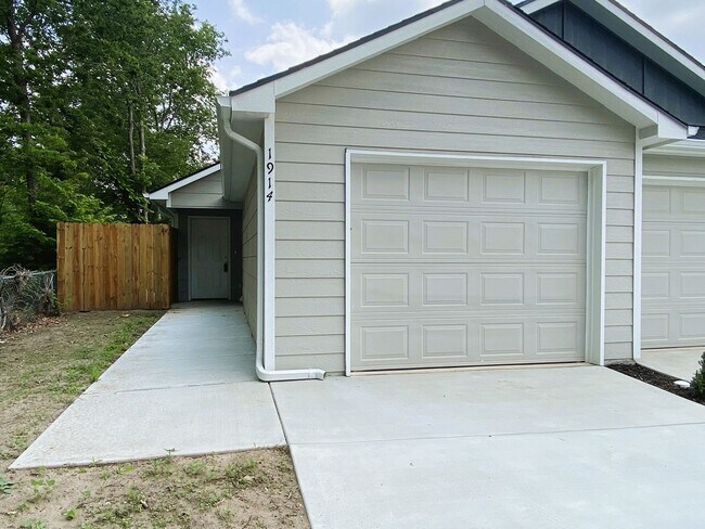 Foto del edificio - UPDATED  DUPLEX!!! with Garage