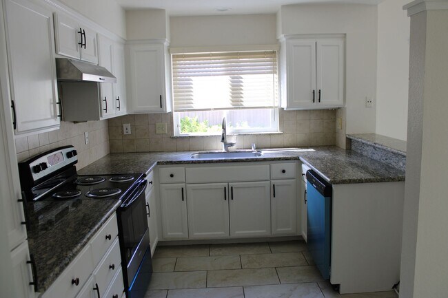 Building Photo - Luxurious 4 Bed 2 Bath Home