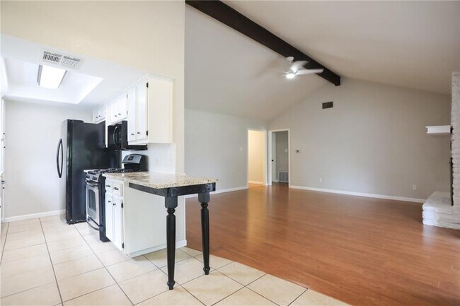 Building Photo - 1002 Great Oaks Cove