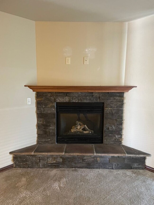 Building Photo - 2 Bedroom, 2 Bathroom Lower Available