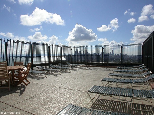 Foto del edificio - 2626 N Lakeview Ave