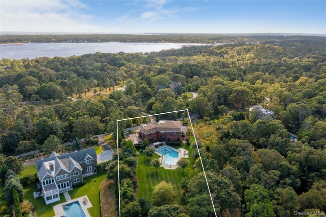 Foto del edificio - 89 Old Canoe Place Rd