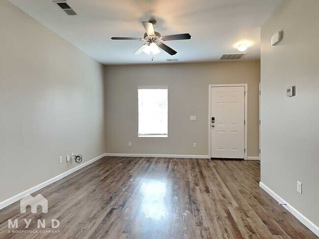 Foto del edificio - 803 The Heights Ln