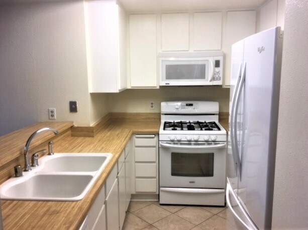 Foto del edificio - Great location! 2 bed 2 bath Simi Valley condo!
