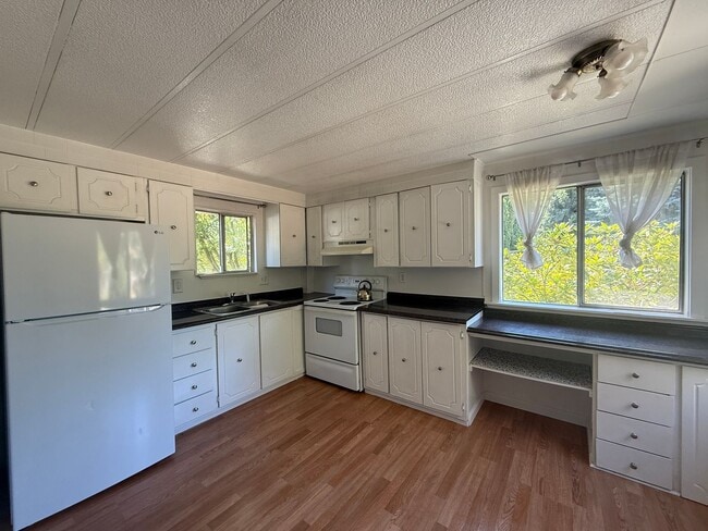 Building Photo - 2 bedroom 1 bath single wide located in Ho...