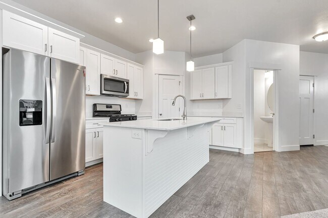 Foto del edificio - ROW END TOWNHOUSE W 2 CAR GARAGE + AMENITIES