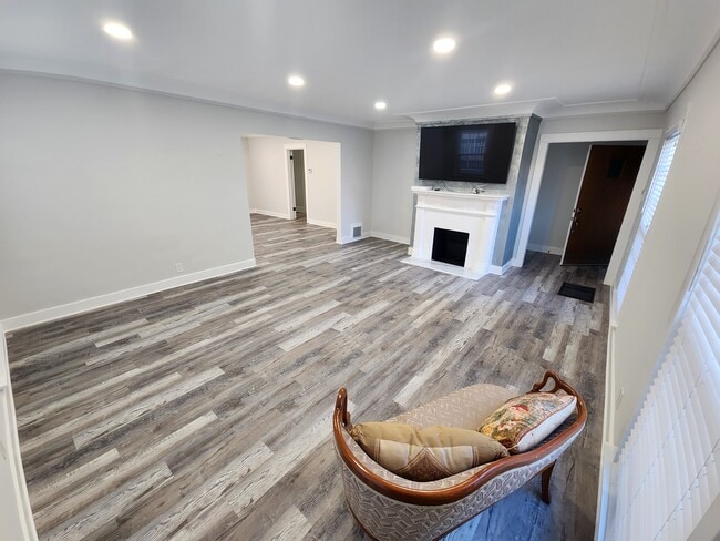 Building Photo - 775 N Heliotrope Dr
