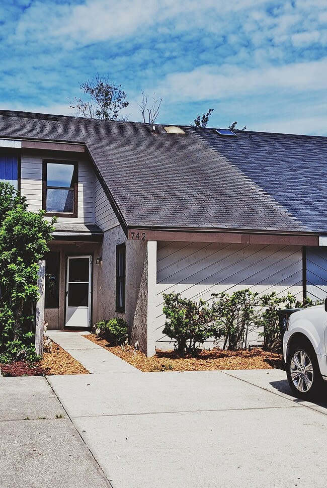 Building Photo - 742 Trekker St