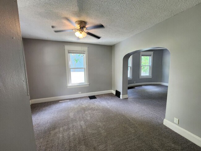 Building Photo - Large house