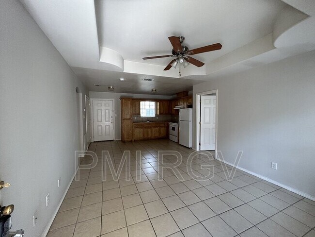 Building Photo - 901 E Daffodil Ave