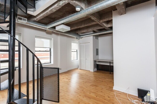 Foto del edificio - Beautiful 1 Bedroom Condo in Lakeview!