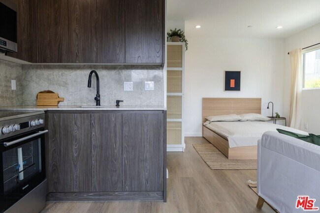 Building Photo - 623 Mariposa Ave