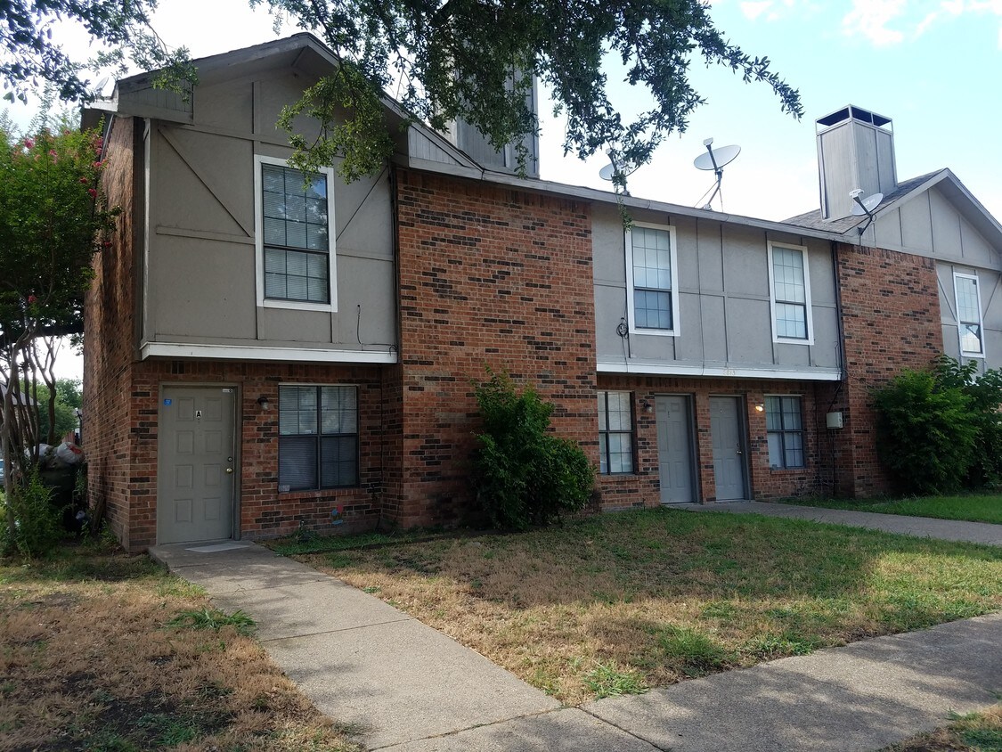 2813 Wimbledon Ct, Garland, TX 75041 Townhome Rentals in Garland TX