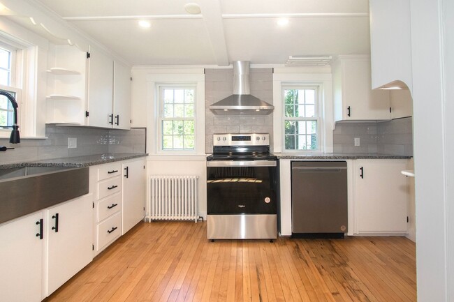 Foto del edificio - Amazing, Rarely Available Farmhouse with Carriage House and Garage