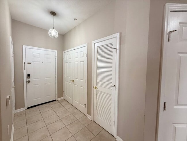 Building Photo - Ground-Level 3-Bedroom Condo in the Gated ...
