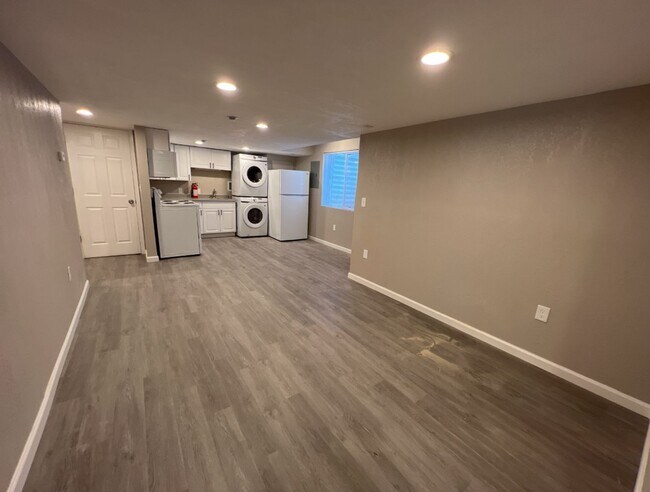 Foto del edificio - 3 Bed 1 Bath in Denver's Elyria Swansea Neighborhood