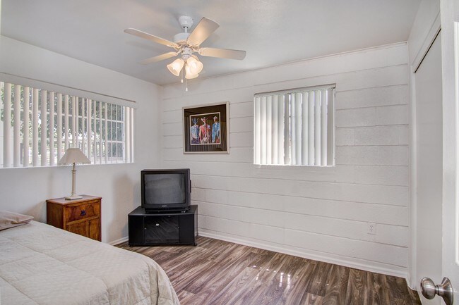Building Photo - 402 W Earll Dr