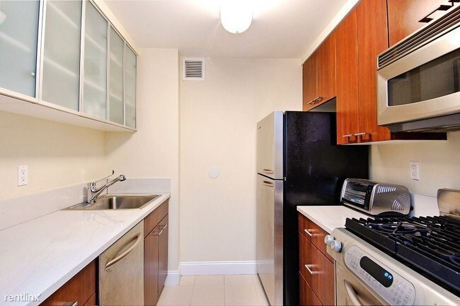 Foto del edificio - 217 E 96th St