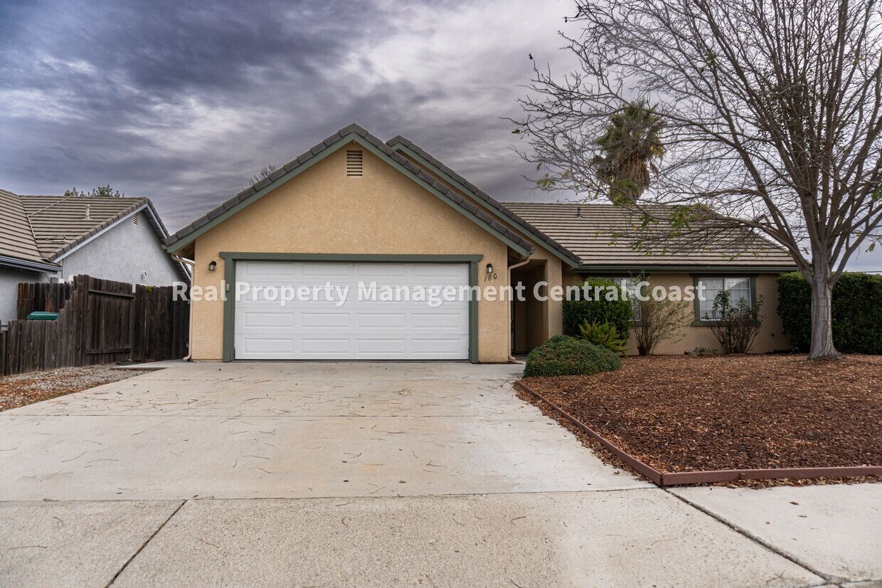 Primary Photo - AVAILABLE NOW - 3 Bedroom / 2 Bath Templet...
