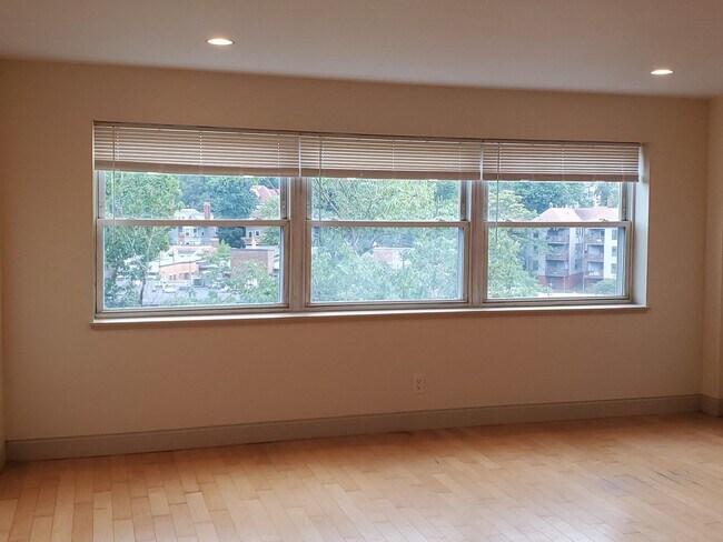 Building Photo - 1600 Beacon St