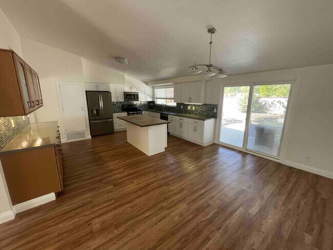 Foto del edificio - BEAUTIFULLY REMODELED GRANADA HILLS HOME!