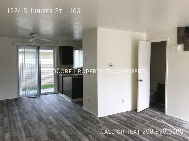 Building Photo - 2 Bed/1.5 Bath...Big Windows...Semi Privat...