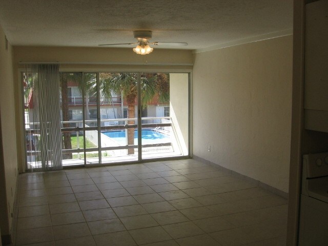 Building Photo - 1852 Golf View Ave