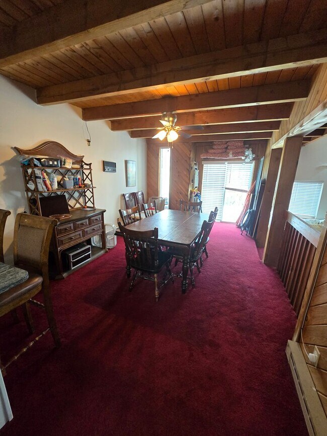 Building Photo - Amazing 3 bedroom townshouse with Spectacu...