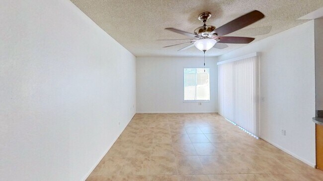 Foto del edificio - 4 Bedroom 2 Bath Home Located in Riverside!