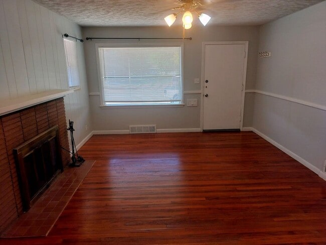 Building Photo - Charming 2-Bedroom Upper Duplex Unit in Ogden!