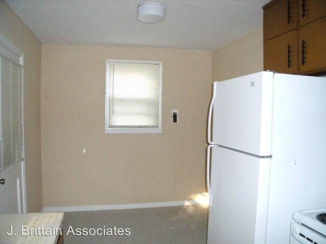 Building Photo - 3 br, 1 bath House - 415 W Glade Road