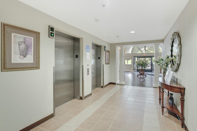 Building Photo - Cascades Village