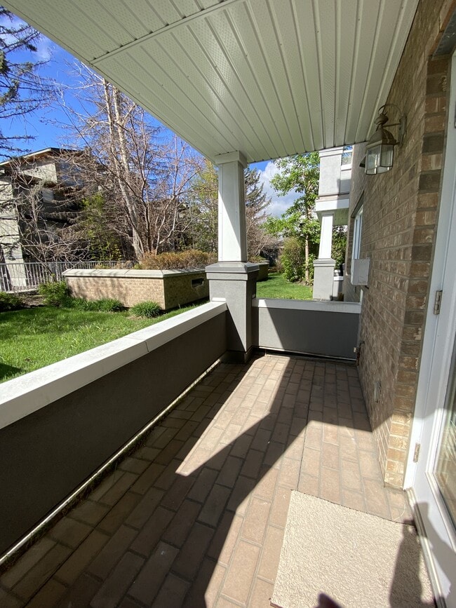 Building Photo - 790-790 Kingsmere Crescent SW