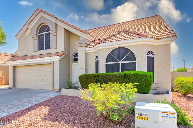 Building Photo - 1006 S Tiago Dr