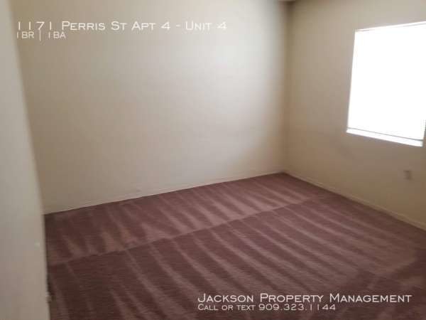 Building Photo - Great One Bedroom Duplex