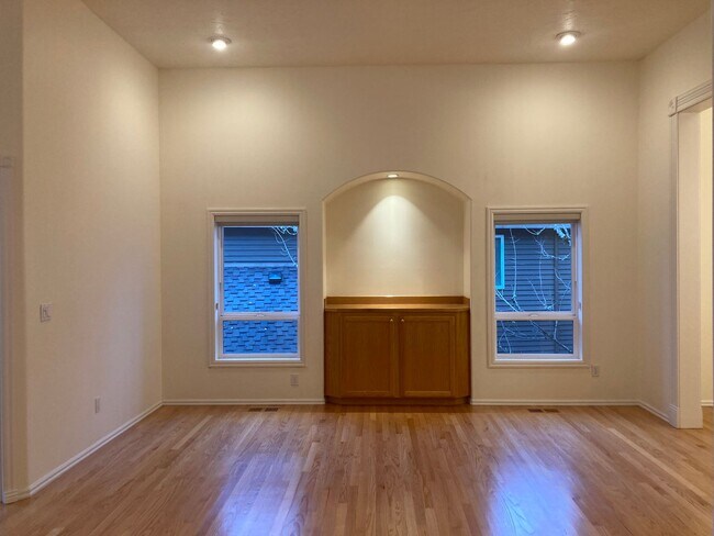 Building Photo - $1000 off First Full Month Rent! Beautiful...