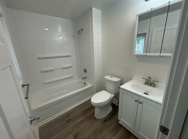 Building Photo - New Remodeled Rental READY NOW!