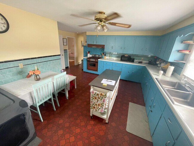 Foto del edificio - Beautiful 3-Bedroom Home in Prime Dudley L...
