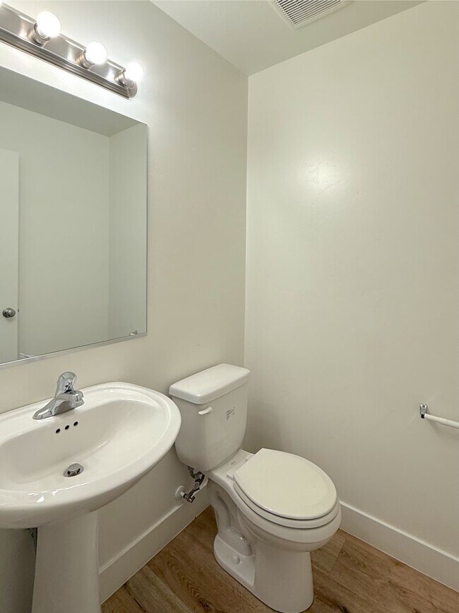 Foto del edificio - 4 Bed, 2.5 Bath Home with 2 Car Garage