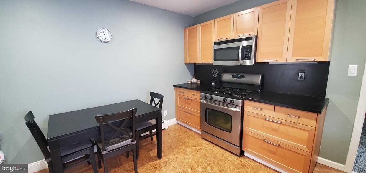 Foto principal - 5655 Railroad Ave