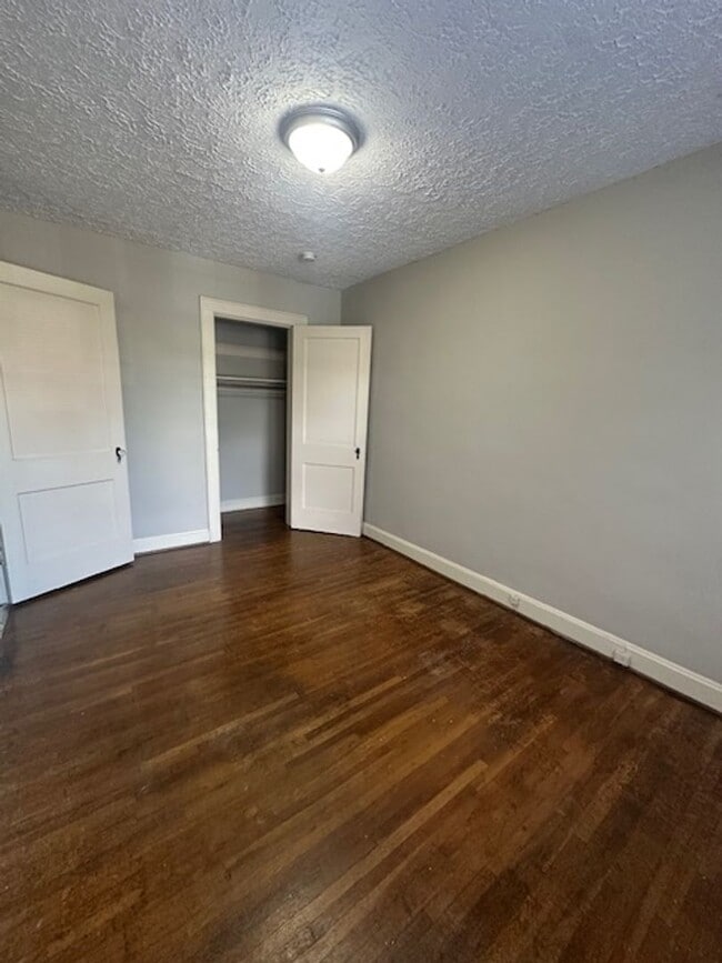 Building Photo - Large Grandview 1 Bedroom.
