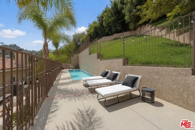 Building Photo - 15330 Del Gado Dr