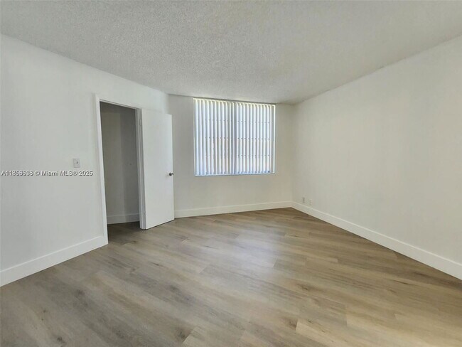 Foto del edificio - 210 Lake Pointe Dr